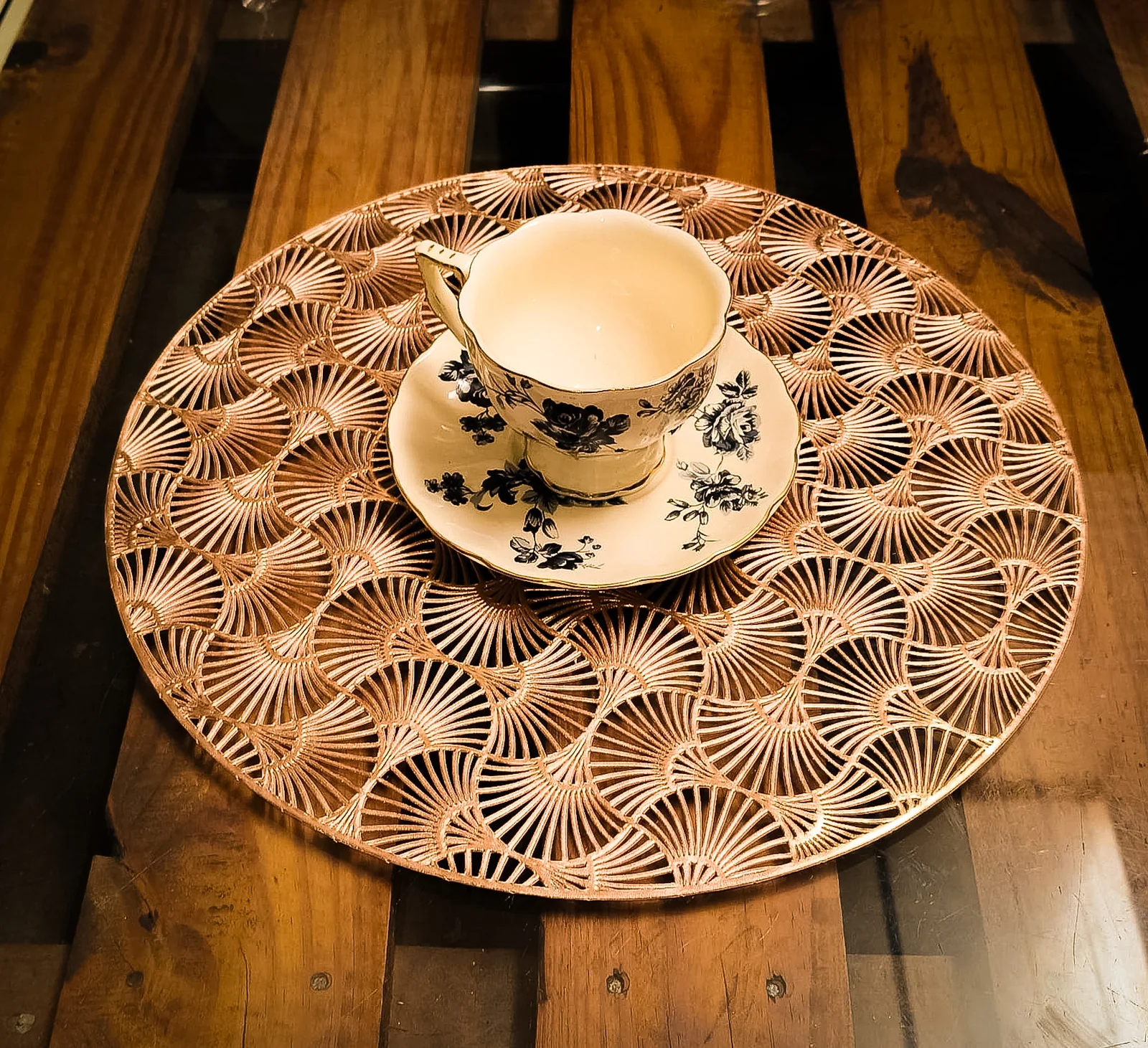 Individual de mesa circular PLK4-0368-D con una taza sobre la mesa